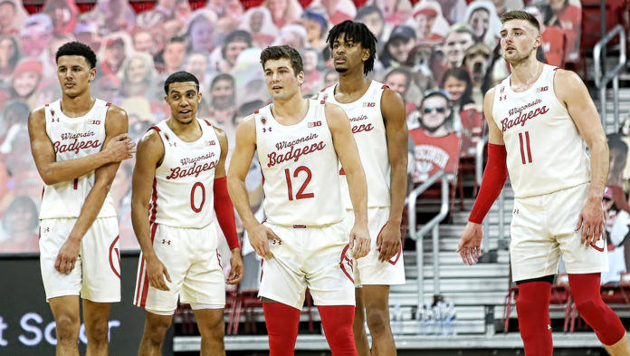 Wisconsin Badgers basketball team posing together