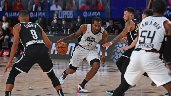 Kawhi Leonard driving to the rim.