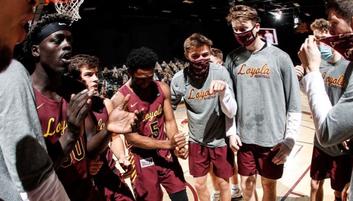 Loyola-Chicago basketball players all huddled up.